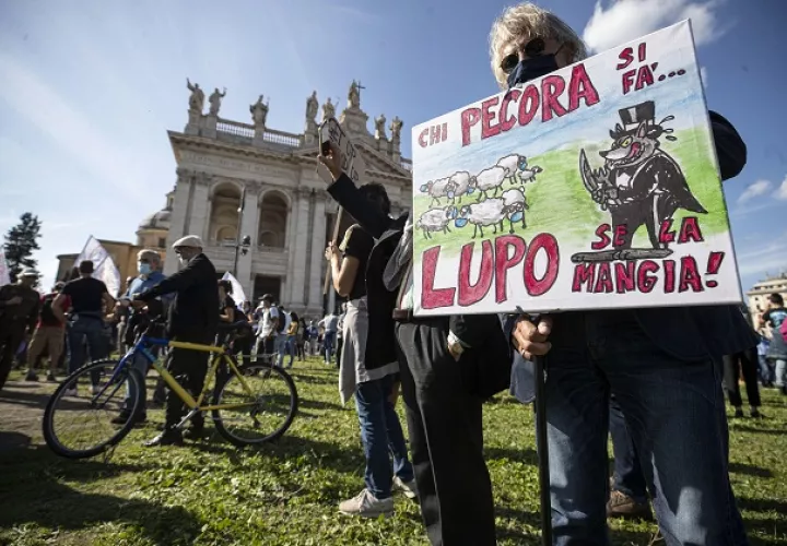 Han portado banderas de Italia y pancartas con mensajes como "defendemos la Constitución" o "Por nuestros hijos, por la libertad y por la democracia". FOTO/EFE