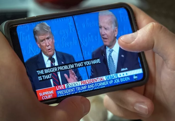 A pesar de la información incompleta difundida al público sobre la salud de Trump, el presidente ha retornado a su medio favorito de campaña, con mítines a los cuales asisten miles de simpatizantes, en su mayoría a cara descubierta, haciendo ostentación de su menosprecio por las recomendaciones de las autoridades sanitarias para contener la pandemia de la COVID-19.
