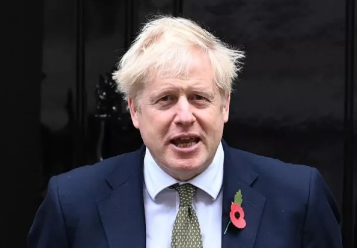 El primer ministro  Boris Johnson justificó la medida con el argumento de que si no se produce ahora el cierre puede colapsar la sanidad pública británica (NHS), sometida ya una fuerte presión por el aumento de casos en las últimas horas. Foto: EFE