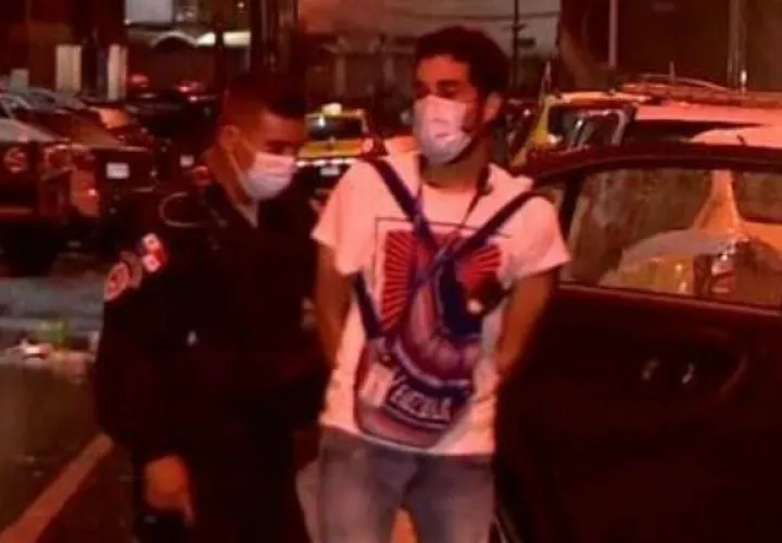 El periodista Juan Cajar fue detenido por unidades de la Policía Nacional. 