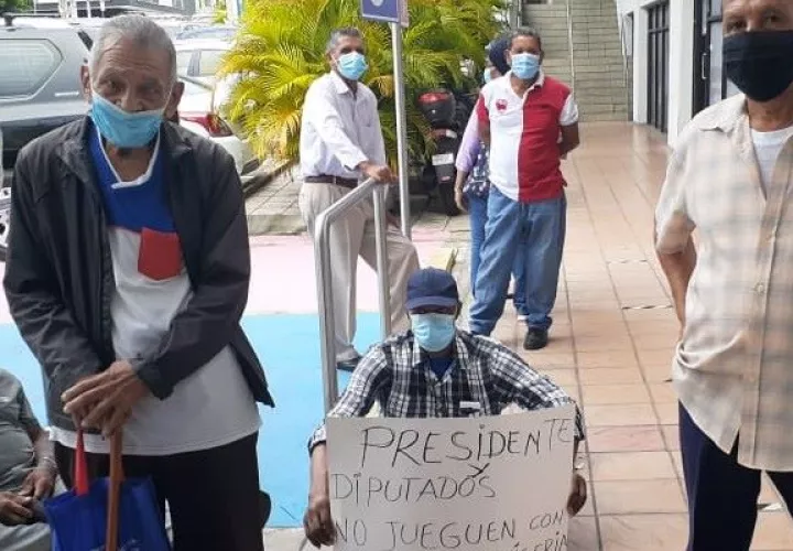 Los jubilados aseguran que les deben décimos tercer mes atrasados.