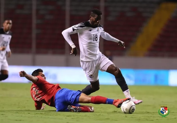 José Fajardo (der.) en el partido ante los costarricenses. Foto:Fepafut 