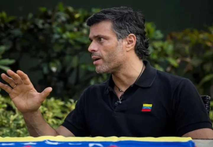 Leopoldo López fue arrestado en 2014 y sentenciado a 14 años de cárcel, acusado de liderar los actos violentos en las marchas antigubernamentales que se llevaron a cabo ese año. Foto: EFE