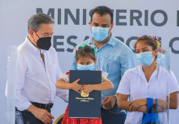 El presidente Laurentino Cortizo (izq.) sancionó la  Ley de Protección Integral a la Primera Infancia y al Desarrollo Temprano.