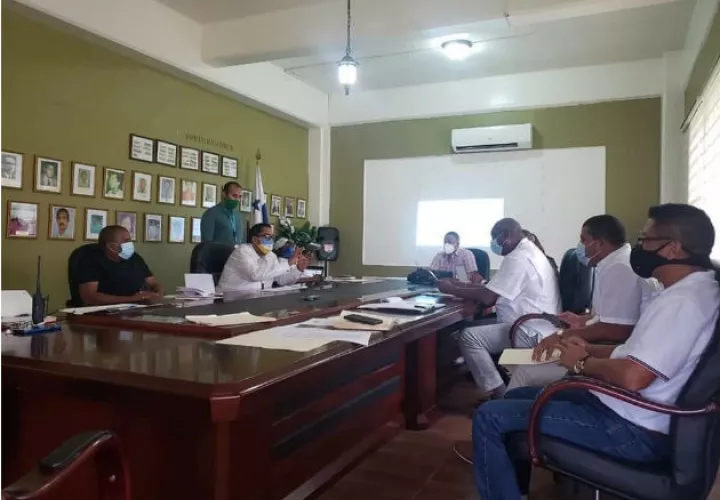 El personal del BHN inspeccionó los pequeños locales comerciales en Altos de Los Lagos. Foto: Diómedes Sánchez S.