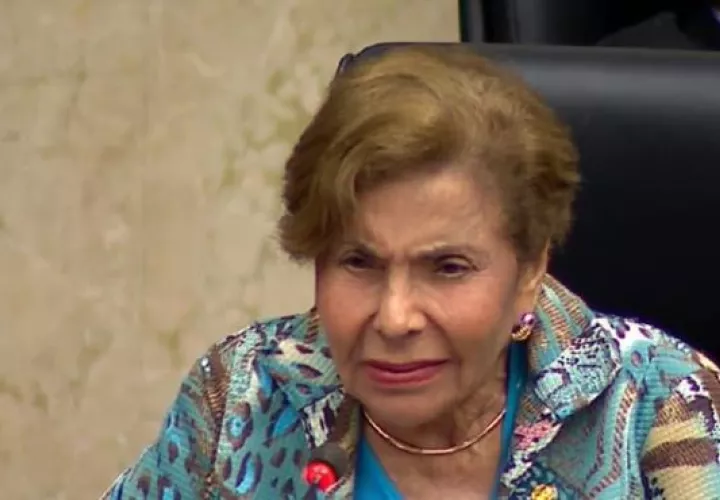 “Esto deja mucho que pensar”, indicó la diputada Correa, haciéndose eco de los comentarios sobre “razones políticas” detrás del veto presidencial.