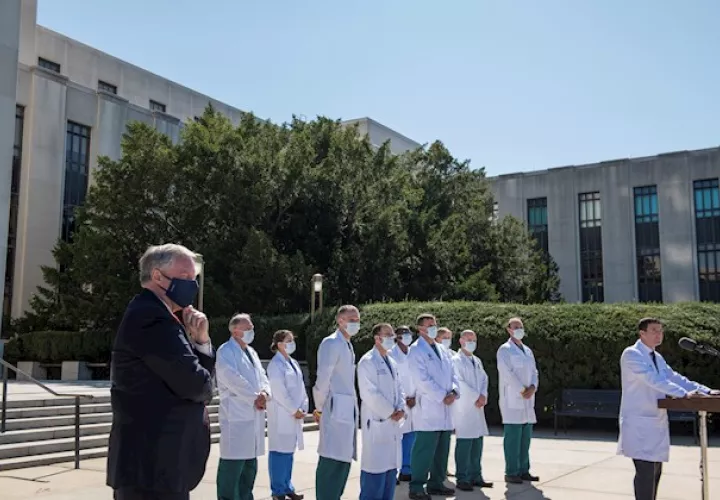 En un comunicado, el médico presidencial, Sean Conley, reiteró que Trumo "continúa bien" y ha "hecho progresos sustanciales desde su diagnóstico", que se dio a conocer en la madrugada del jueves al viernes.
