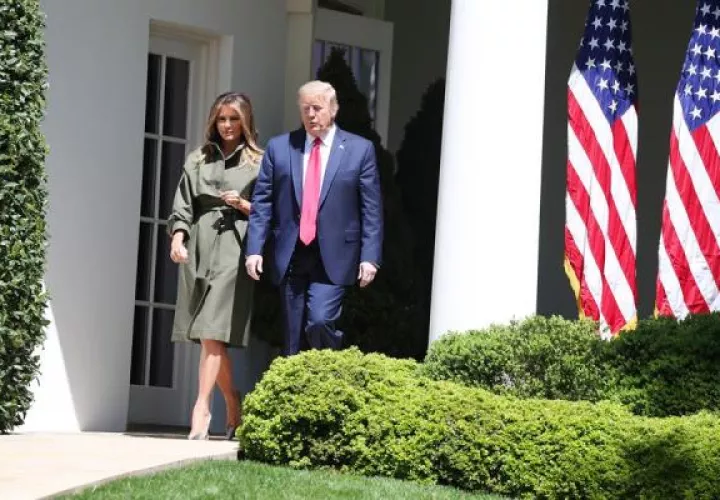 Donadl Trump anunció esta madrugada que él y su esposa habían dado positivo por coronavirus, y en un comunicado posterior, el médico presidencial, Sean Conley, detalló que ambos "están bien y planean permanecer en su hogar en la Casa Blanca durante la convalecencia". TOTO/EFE