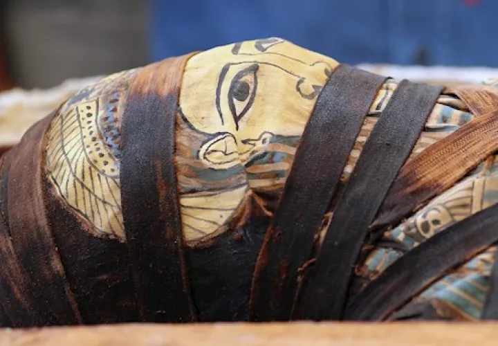 La COVID-19 no ha desalentado las ambiciones arqueológicas de Egipto y, tras dos meses de excavaciones, el país de los faraones ha anunciado a bombo y platillo el descubrimiento de un total de 59 ataúdes de madera, con sus momias intactas.