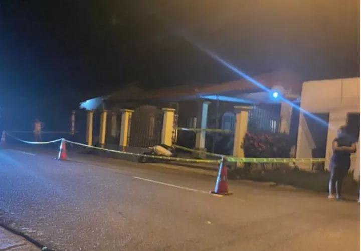 La víctima estaba descansando en una hamaca en el portal de su residencia cuando fue atacada. Foto: Thays Domínguez., 