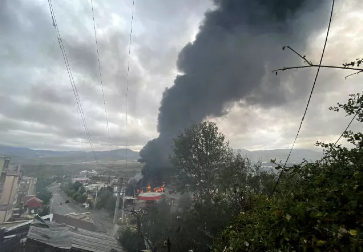 Una anciana armada cuida su casa en Stepanakert, la capital del enclave separatista de Nagorno Karabaj disputada por Azerbaiyán y Armenia. Foto: EFE. 