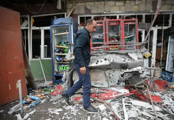 Una anciana armada cuida su casa en Stepanakert, la capital del enclave separatista de Nagorno Karabaj disputada por Azerbaiyán y Armenia. Foto: EFE. 