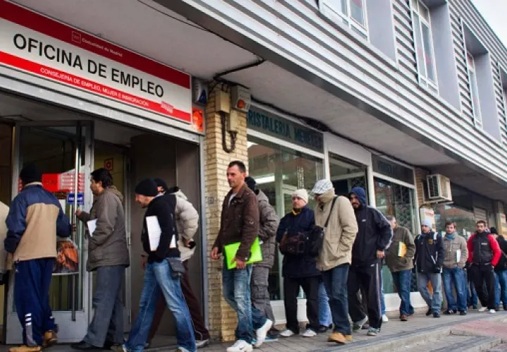 Con una nueva ola epidémica, el PIB podría verse recortado en otros 2-3 puntos porcentuales en 2021.  EFE