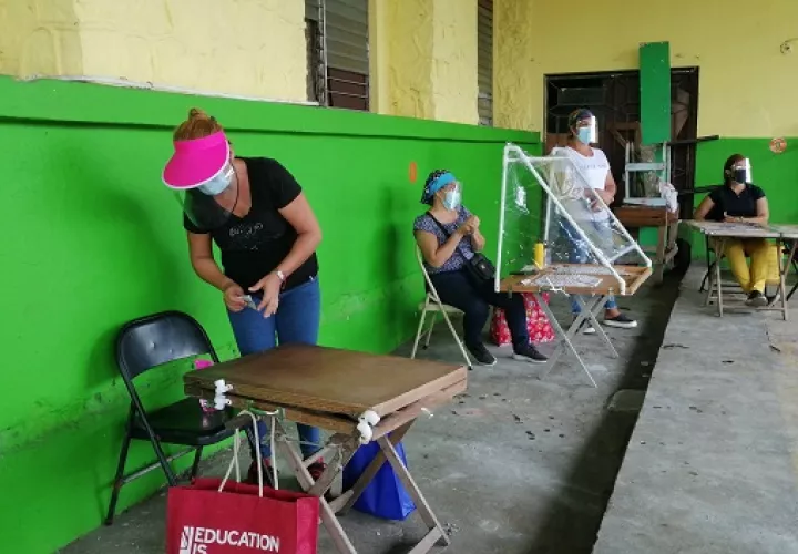 En el distrito de La Chorrera en donde se concentran 1,195 billeteros, estos han debido confeccionar mamparas y otros dispositivos para su protección. FOTO/ERIC MONTENEGRO