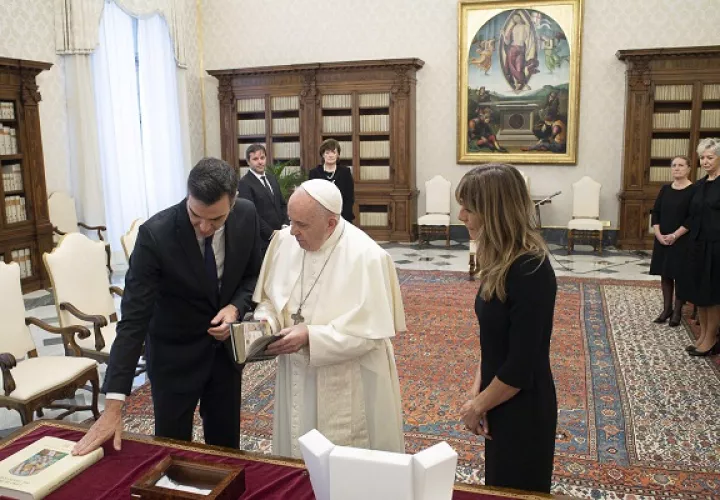 El Jefe del Gobierno Español, Pedro Sánchez se reunió con el papa Francisco. Foto: EFE