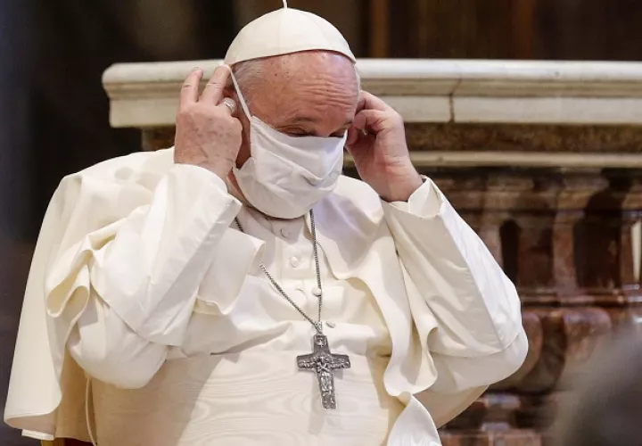 El papa Francisco se coloca una mascarilla en un acto celebrado el 20 de octubre en Roma. Foto: EFE