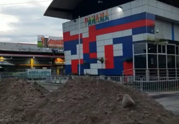 El área de Paso Canoas, sigue cerrada con tierra y piedras,mientras que las autoridades del Senafront  se mantienen vigilantes ante cualquier situación de violencia que se genere. FOTO/Mayra Madrid