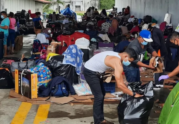 El grupo de nicaragüenses se encuentran en el hangar de migración en una situación complicada por la falta de recursos. FOTO/MAYRA MADRID