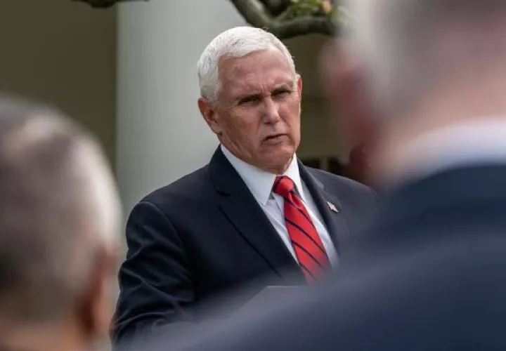 No está claro si Mike Pence se aislará o no por haber estado en contacto con Donald Trump en los últimos días, como recomiendan los expertos de salud debido al período de incubación del virus. FOTO/EFE