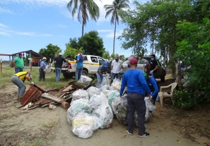 Limpieza de playa en Los Santos realizada por funcionarios del Ministerio de Ambiente (MiAmbiente). 