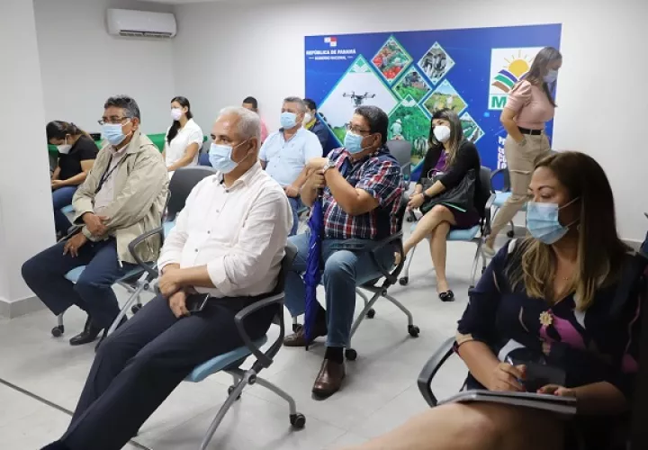 Acto de entrega de cartas de intención. 
