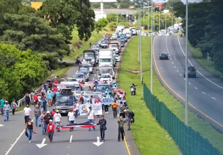 Esta mañana la vía se mantenía cerrada con algunos vehículos, pero posteriormente llegaron tres caminones de volquete que arrojaron tierra en el carretera lo que impide el paso desde y hacia Costa Rica.   
