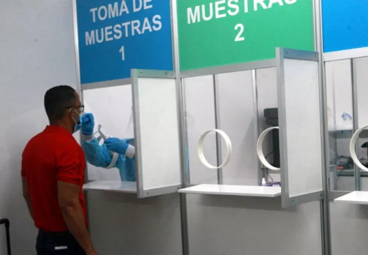 La prueba Sofia SARS es menos invasiva por usar hisopado nasal en lugar de nasofaríngeo, garantiza un resultado 96.7% seguro. Foto/Víctor Arosemena