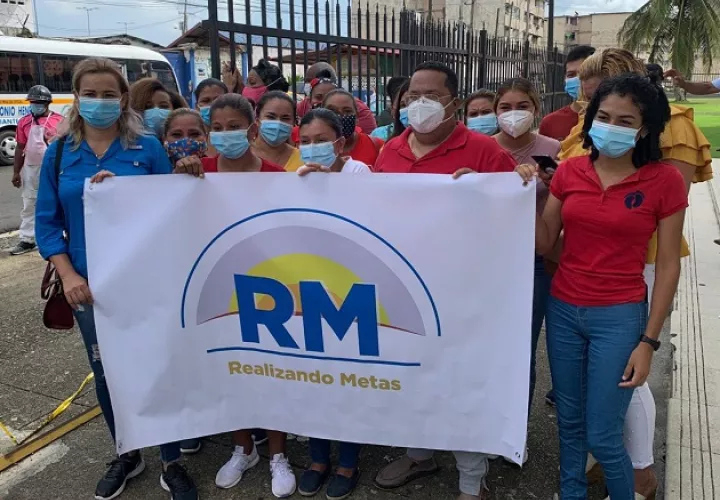 Simpatizantes felices, luego de inscribirse en el partido Realizando Metas en Colón.  