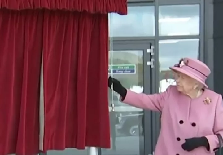 Elizabeth II visitó el Laboratorio de Ciencia y Tecnología de Defensa en Porton Down cerca de Salisbury con su nieto, el príncipe William.