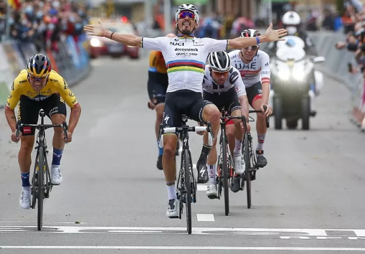 Roglic y Alaphilippe en la línea  de meta.