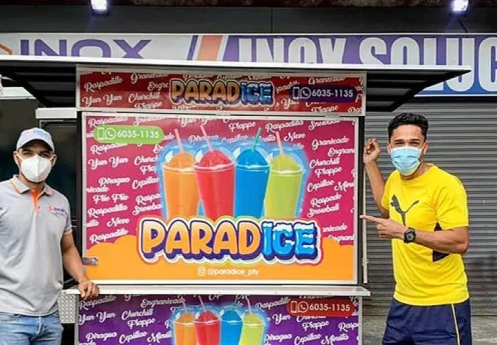 Rommelito con su puesto de raspados. Foto: Instagram