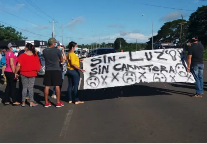 Los manifestantes cerraron la vía hacia Las Tablas, por espacio de tres horas. Foto: Thays Domínguez.