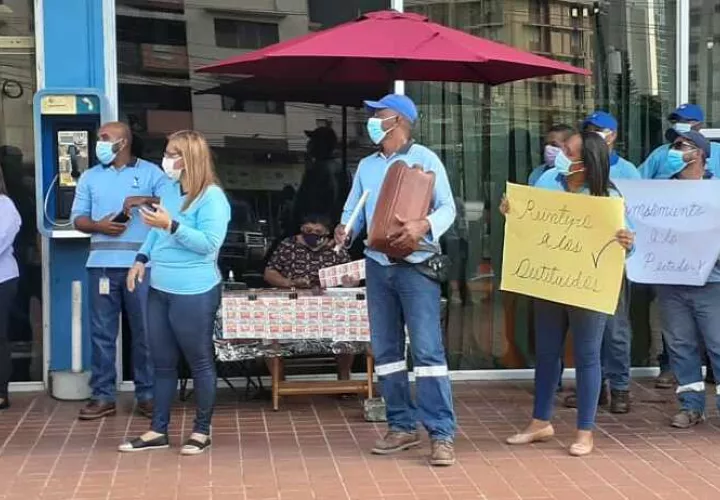 Protesta en la sede del Idaan en vía Brasil. Víctor Arosemena