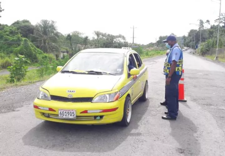  Taxista continúan con la circulación por pares y nones.