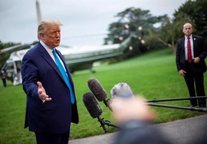 Donald Trump, de 74 años, reúne varios de los factores de riesgo para desarrollar síntomas más graves de COVID-19, debido a su edad, su género y la obesidad que padece. 