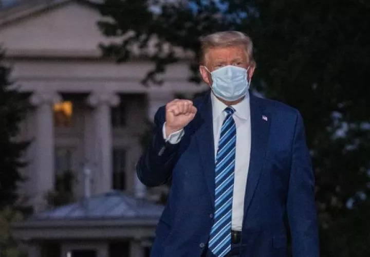 El presidente Donald Trump, mantendrá vigilancia médica las 24 horas del día, ya que los médicos aseguran que no está fuera de peligro. FOTO/EFE