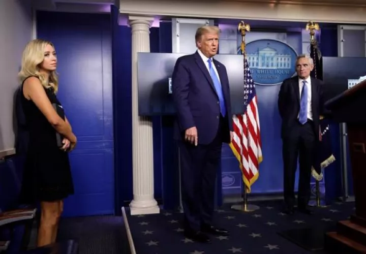 Donald Trump recibió Remdesivir después de que este mismo viernes todavía en la Casa Blanca se le administrase una dosis de ocho gramos del cóctel experimental de anticuerpos de la farmacéutica Regeneron. FOTO/EFE