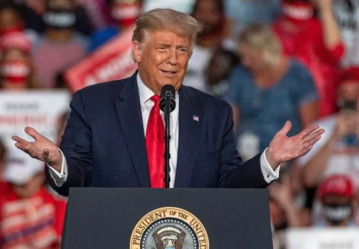 El presidente estadounidense arribó al que es su primer gran acto de campaña tras haber contraído COVID-19 pocas horas después de que su médico en la Casa Blanca, Sean Conley, firmara un memorando en el que señaló que Trump "ha dado NEGATIVO en días consecutivos" al coronavirus. FOTO/EFE