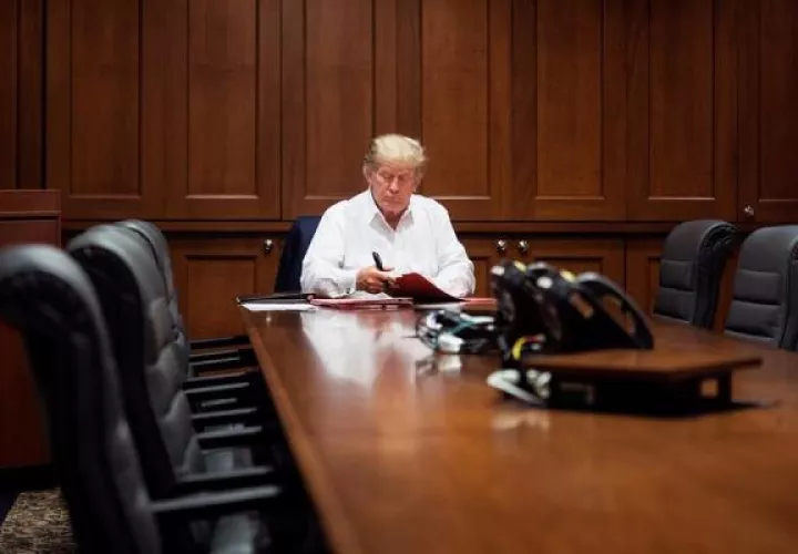 El presidente Donald Trump, aseguró que ha aprendido mucho sobre la COVID-19 y que lo ha hecho en "la verdadera escuela. No en la de los libros". FOTO/EFE
