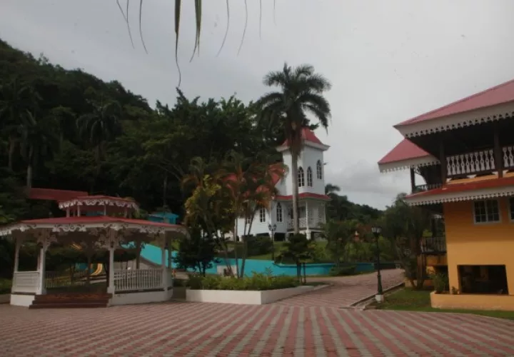 El turismo  genera 4,500 millones de dólares y representa el 10% del PIB de Panamá.