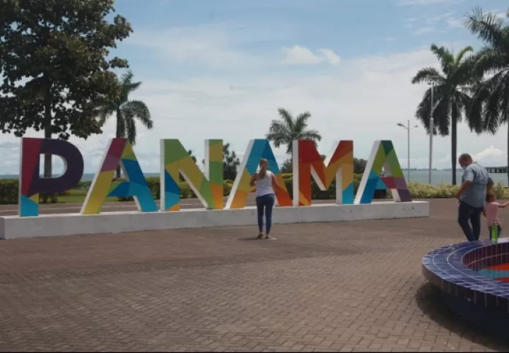 El turismo  genera 4,500 millones de dólares y representa el 10% del PIB de Panamá.