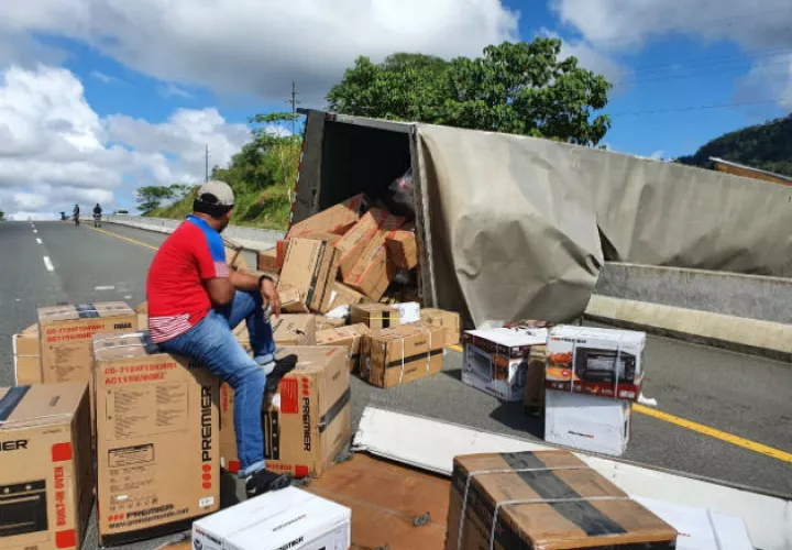 El pesado camión articulado obstruyó los cuatro paños de la vía. Foto: José Vásquez.