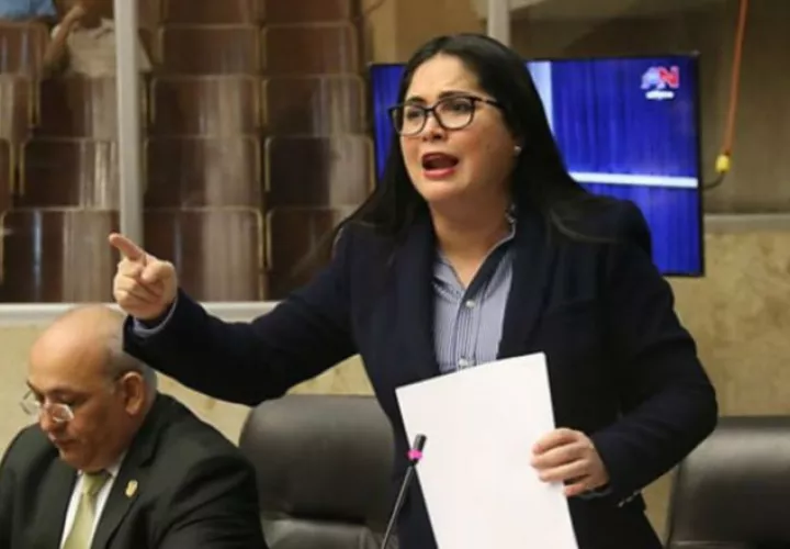 Perredista Zulay Rodríguez habla ante el Pleno Legislativo. 
