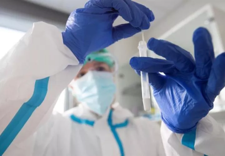 Una sanitaria realiza una prueba de antígenos. 