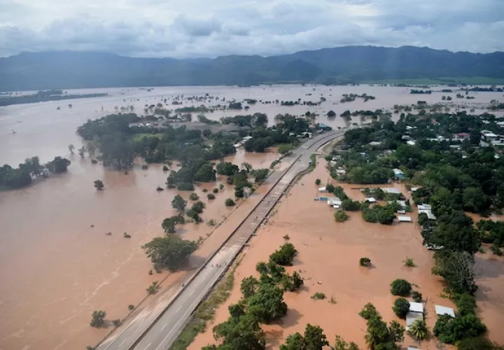 Las graves inundaciones no permiten el aterrizaje de aviones, lo que agudiza más la tragedia del país, ya que no puede recibir ayuda por vía aérea para atender a la población y otro tipo de asistencia que se requiere en la zona.
