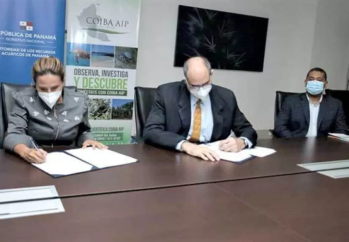 La directora de la Arap, Flor Torrijos, y presidente de la Junta Directiva de Coiba AIP, Víctor Sánchez Urrutia, firman el convenio. Foto cortesía