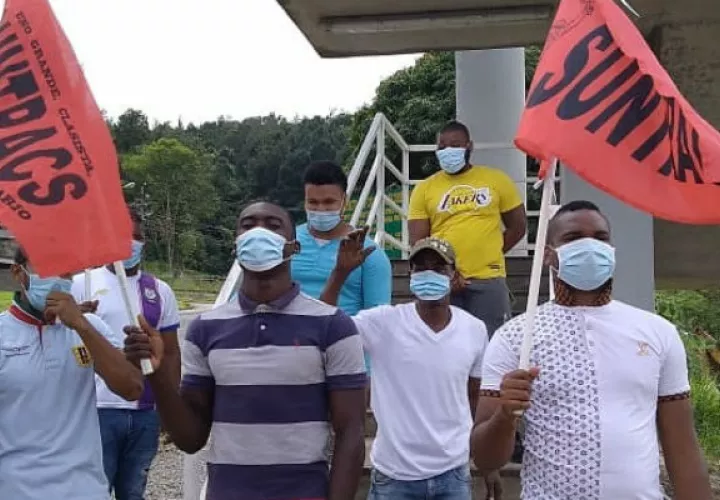 Los jóvenes protestaron portando cada uno su respectiva mascarilla. Foto: Diómedes Sánchez.