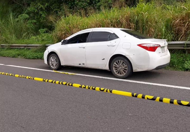 Vehículo donde viajaba el hombre herido de bala. Foto: Diómedes Sánchez S. 
