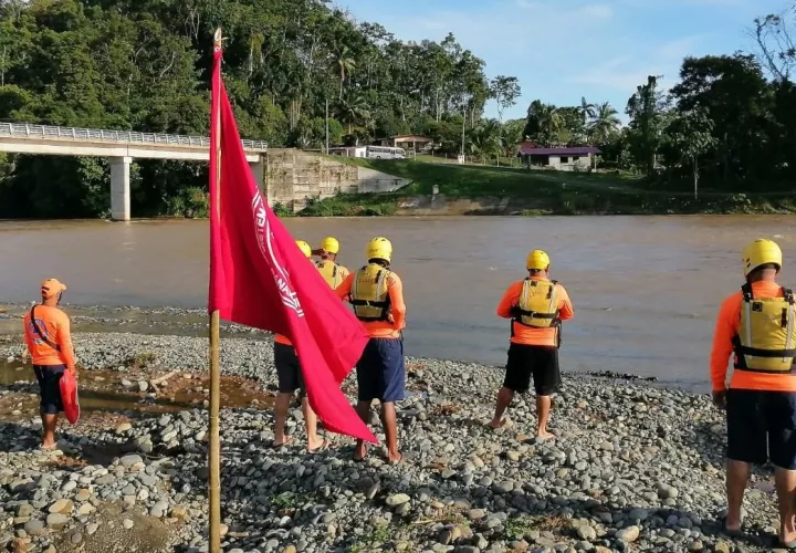 Prohibido bañarse en ríos y playas