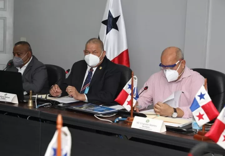 La Comisión de Presupuesto de la Asamblea Nacional es presidida por Benicio Robinson (centro).